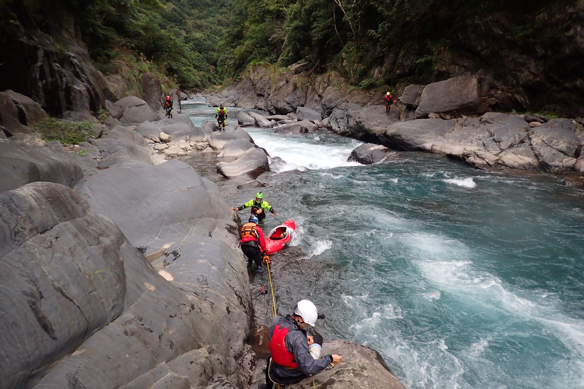 三潭三瀑下，都上岸了，眾人鬆一口氣